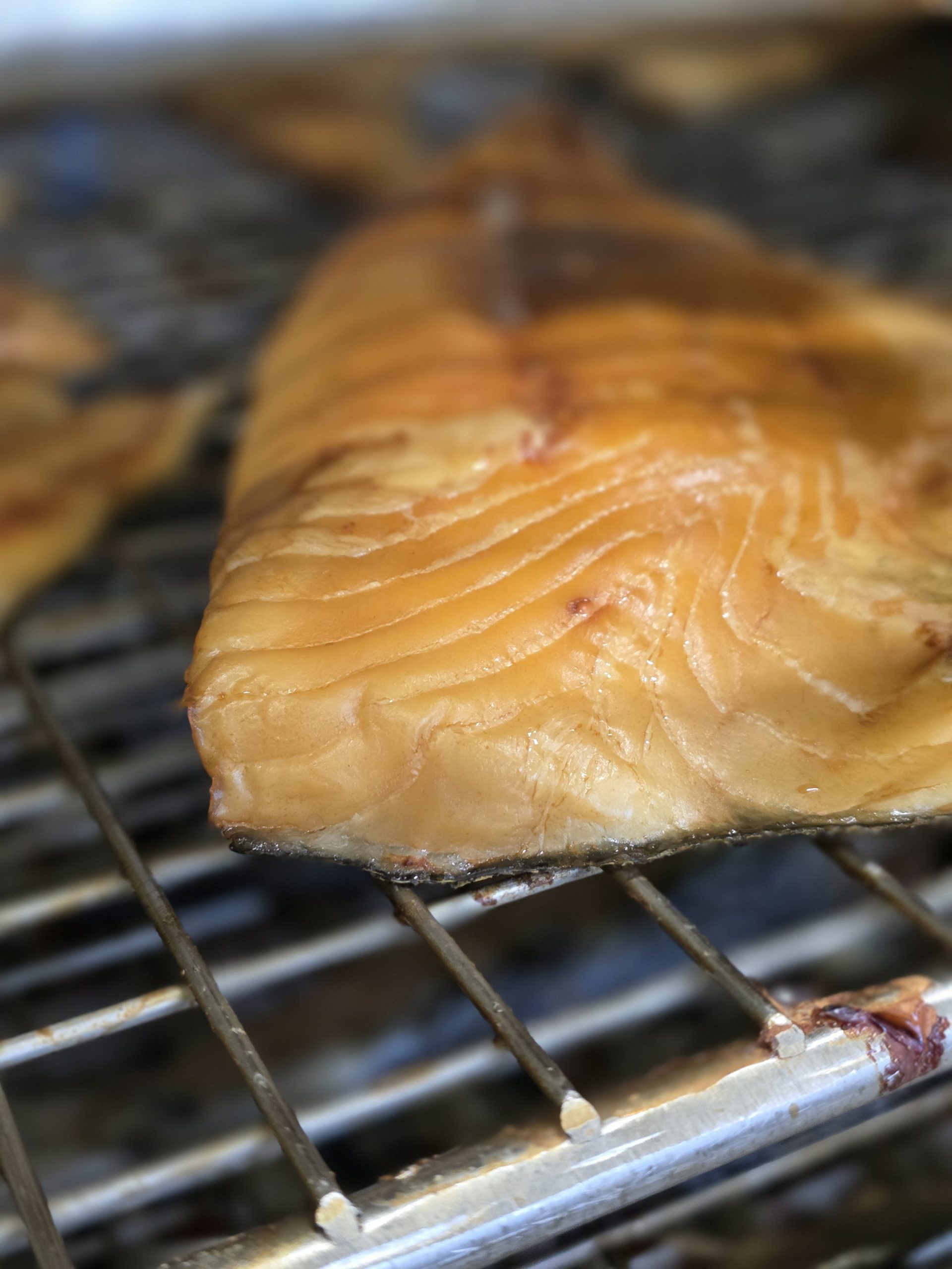 Łosoś wędzony na ciepło kawałki ok. 300 g - obrazek 2