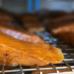 Łosoś wędzony na ciepło kawałki ok. 300 g