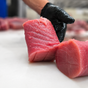 Świeża polędwica z tuńczyka yellowfin konfitowana w oleju – bez dodatku soli